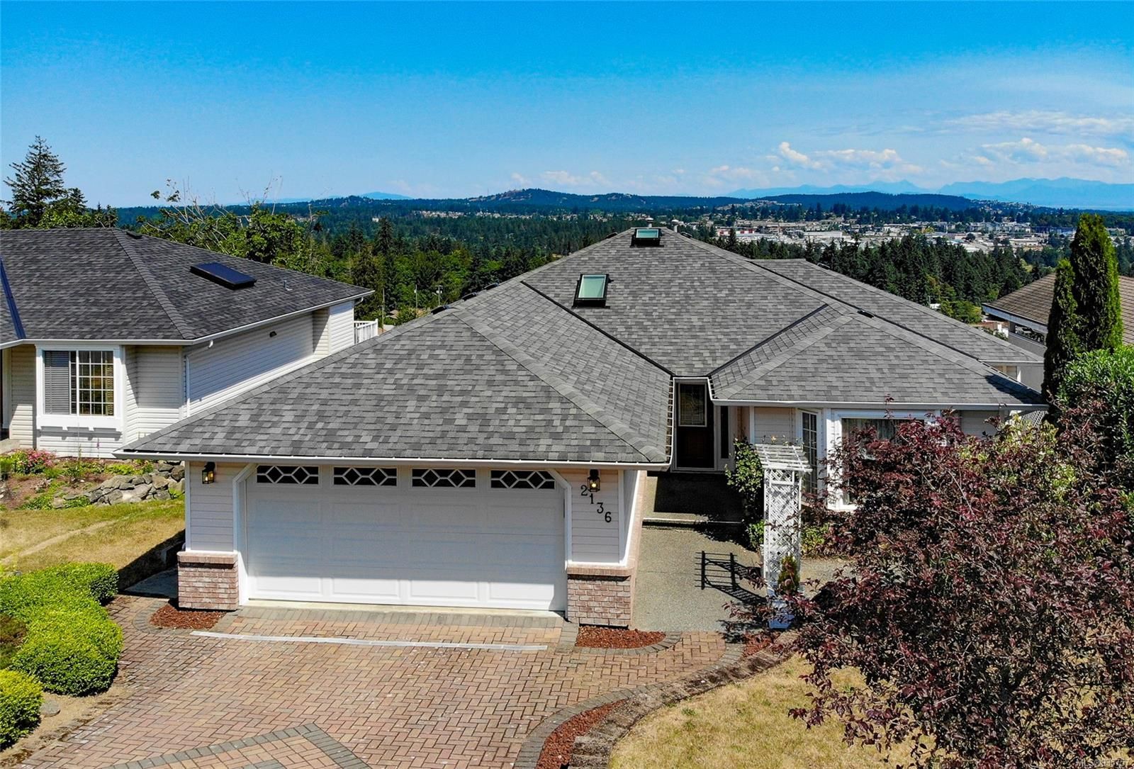 Main Photo: 2136 Woodthrush Pl in Nanaimo: Na University District House for sale : MLS®# 935757
