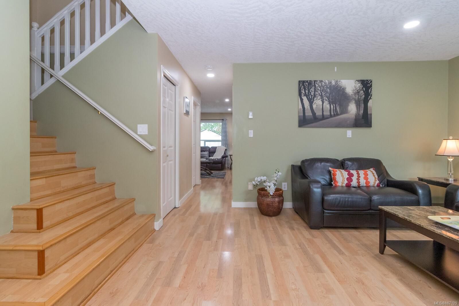 Main Photo: 117 2723 Jacklin Rd in Langford: La Langford Proper Row/Townhouse for sale : MLS®# 887129