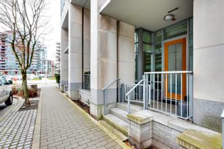 Photo 2: 8 ATHLETES Way in Vancouver: False Creek Condo for sale in "KAYAK AT THE VILLAGE" (Vancouver West)  : MLS®# R2758074