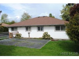 Photo 3: 1029-1031 Colville Rd in VICTORIA: Es Rockheights Full Duplex for sale (Esquimalt)  : MLS®# 535043