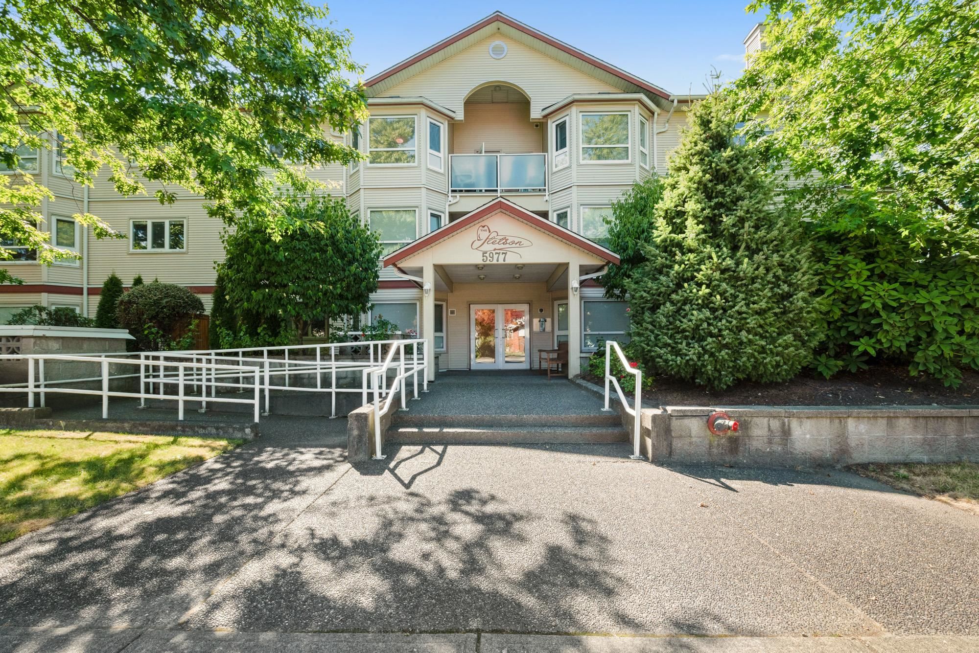 Main Photo: 310 5977 177B Street in Surrey: Cloverdale BC Condo for sale (Cloverdale)  : MLS®# R2716040