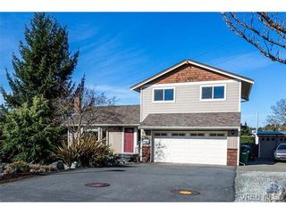 Photo 1: 810 Cameo St in VICTORIA: SE High Quadra House for sale (Saanich East)  : MLS®# 723389
