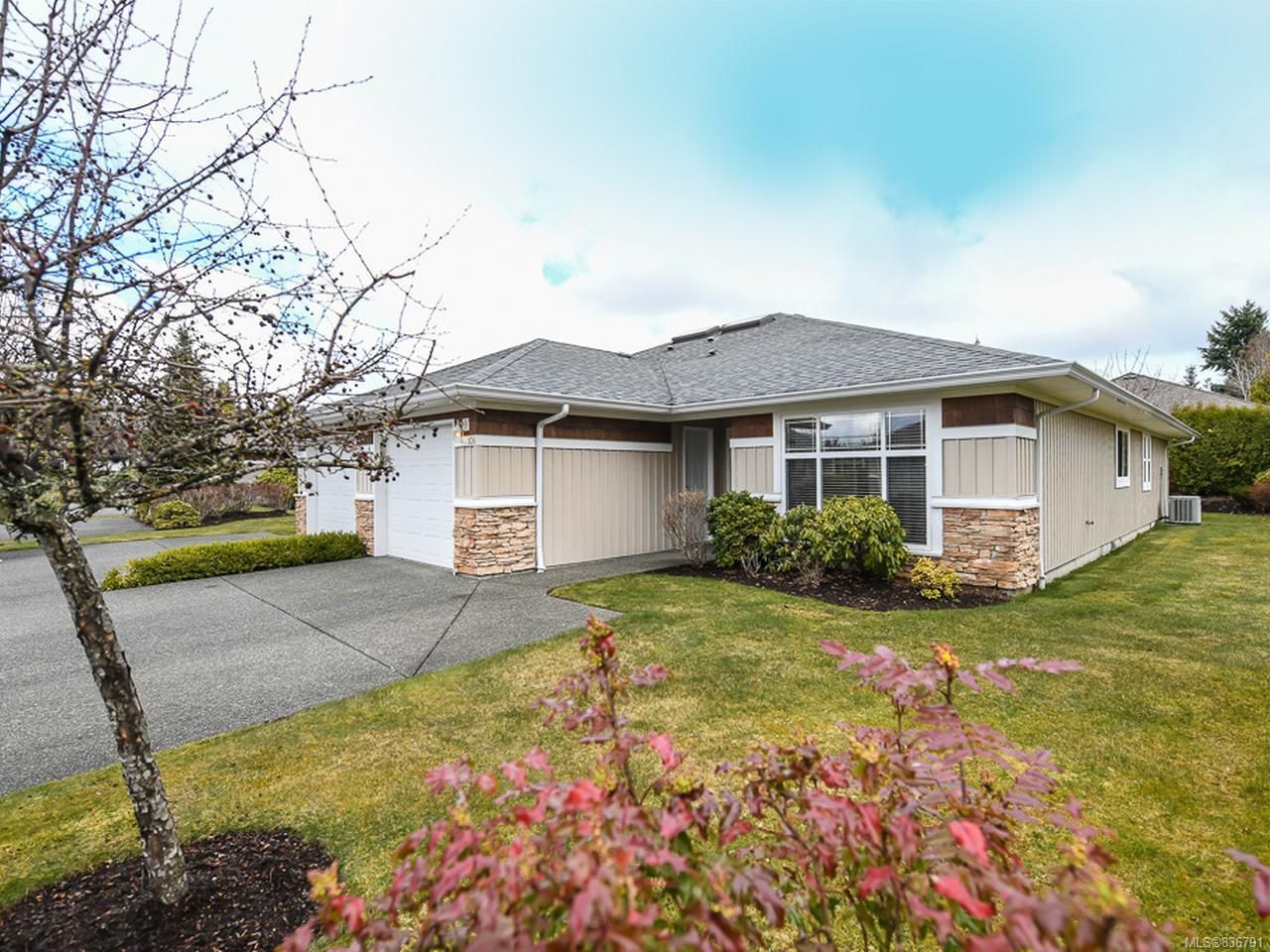 Main Photo: 106 2077 St Andrews Way in COURTENAY: CV Courtenay East Row/Townhouse for sale (Comox Valley)  : MLS®# 836791
