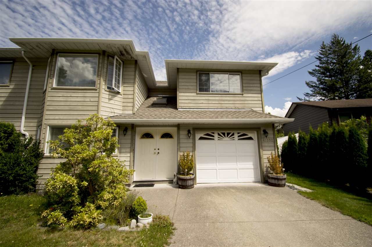 Main Photo: 41552 RAE Road in Squamish: Brackendale 1/2 Duplex for sale : MLS®# R2391557