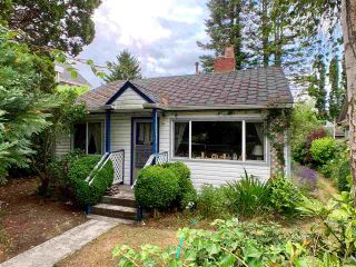Photo 3: 12183 AGAR Street in Surrey: Crescent Bch Ocean Pk. House for sale in "Crescent Beach" (South Surrey White Rock)  : MLS®# R2388209