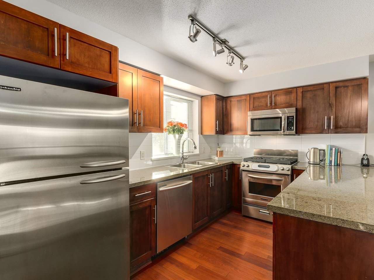 Photo 9: Photos: 119 672 W 6TH AVENUE in Vancouver: Fairview VW Townhouse for sale (Vancouver West)  : MLS®# R2401186
