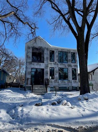 Photo 3: 318 Beaverbrook Street in Winnipeg: River Heights North Residential for sale (1C)  : MLS®# 202226382