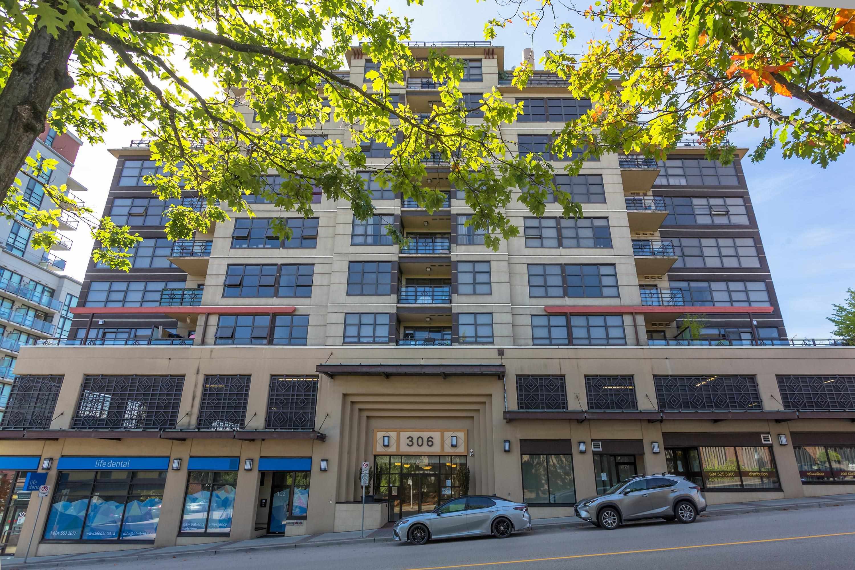 Main Photo: 702 306 SIXTH Street in New Westminster: Uptown NW Condo for sale in "AMADEO" : MLS®# R2618269