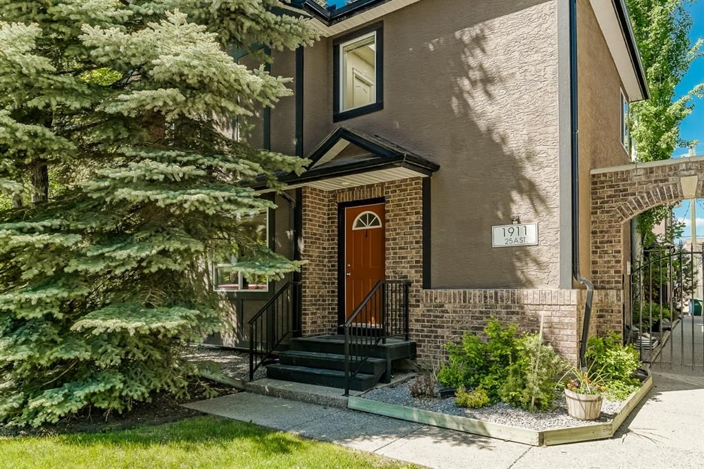 Main Photo: 1 1911 25A Street SW in Calgary: Killarney/Glengarry Row/Townhouse for sale : MLS®# A1228576