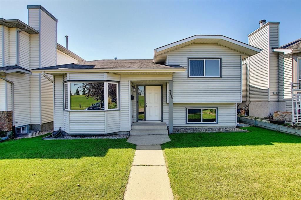 Main Photo: 2115 24 Avenue NE in Calgary: Vista Heights Detached for sale : MLS®# A1018217