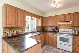 Photo 4: 574 Pritchard Rd in Comox: CV Comox (Town of) House for sale (Comox Valley)  : MLS®# 927130
