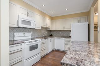 Photo 5: 302 1840 E SOUTHMERE Crescent in White Rock: Sunnyside Park Surrey Condo for sale in "SOUTHMERE MEWS" (South Surrey White Rock)  : MLS®# R2878940