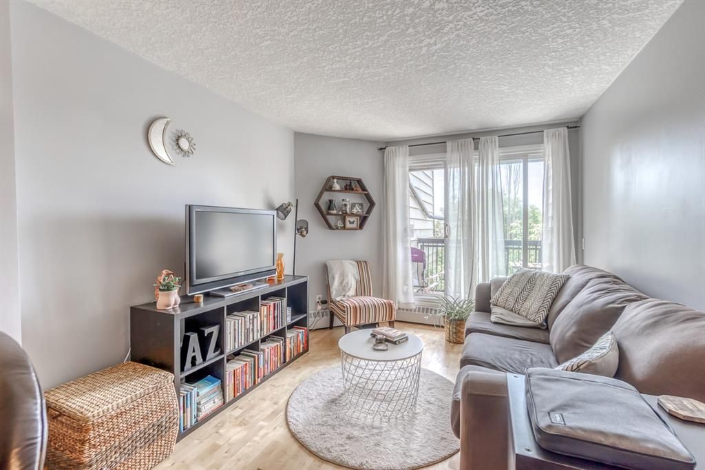 Main Photo: 403 60 38A Avenue SW in Calgary: Parkhill Apartment for sale : MLS®# A2012559