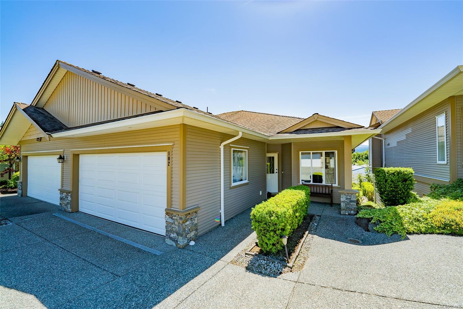 Main Photo: 102 6239 Pleasant Ridge Pl in Nanaimo: Na Pleasant Valley Row/Townhouse for sale : MLS®# 907815