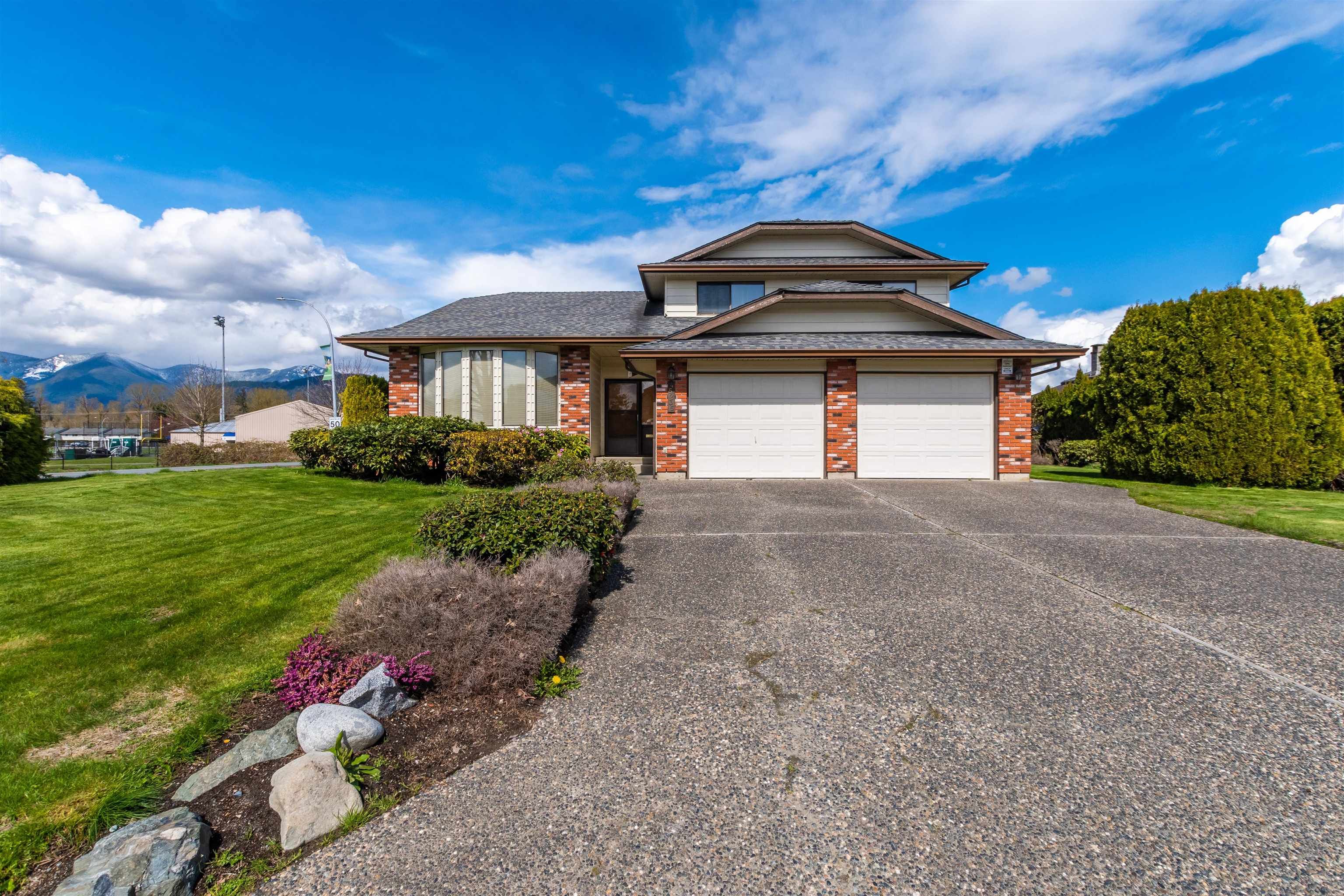 Main Photo: 45235 LENORA Crescent in Chilliwack: Chilliwack Proper West House for sale : MLS®# R2769581