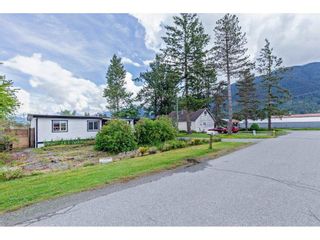 Photo 2: 35281 RIVERSIDE ROAD in Mission: Durieu Manufactured Home for sale : MLS®# R2582946