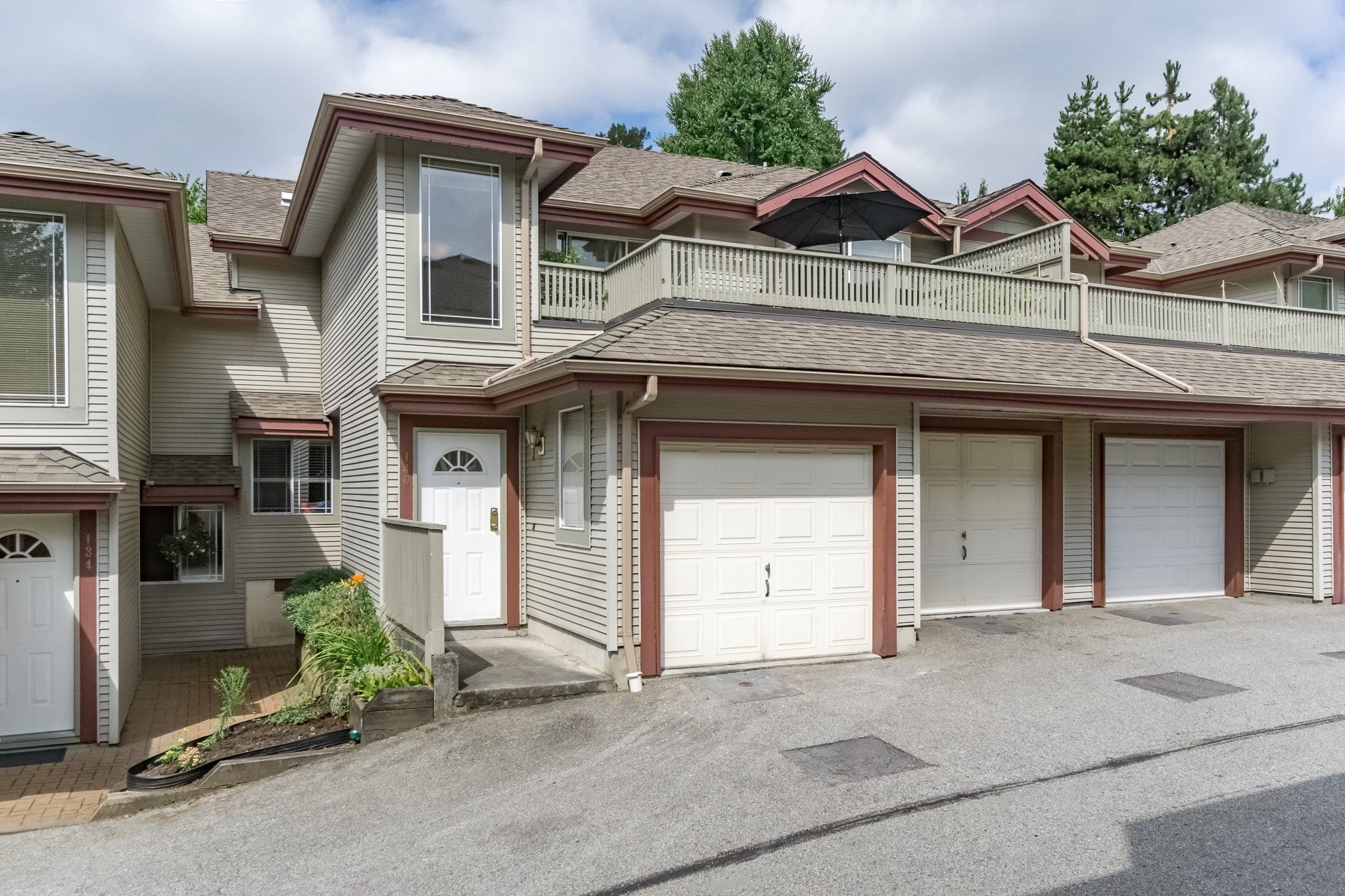 Main Photo: : Townhouse for sale : MLS®# R2191846