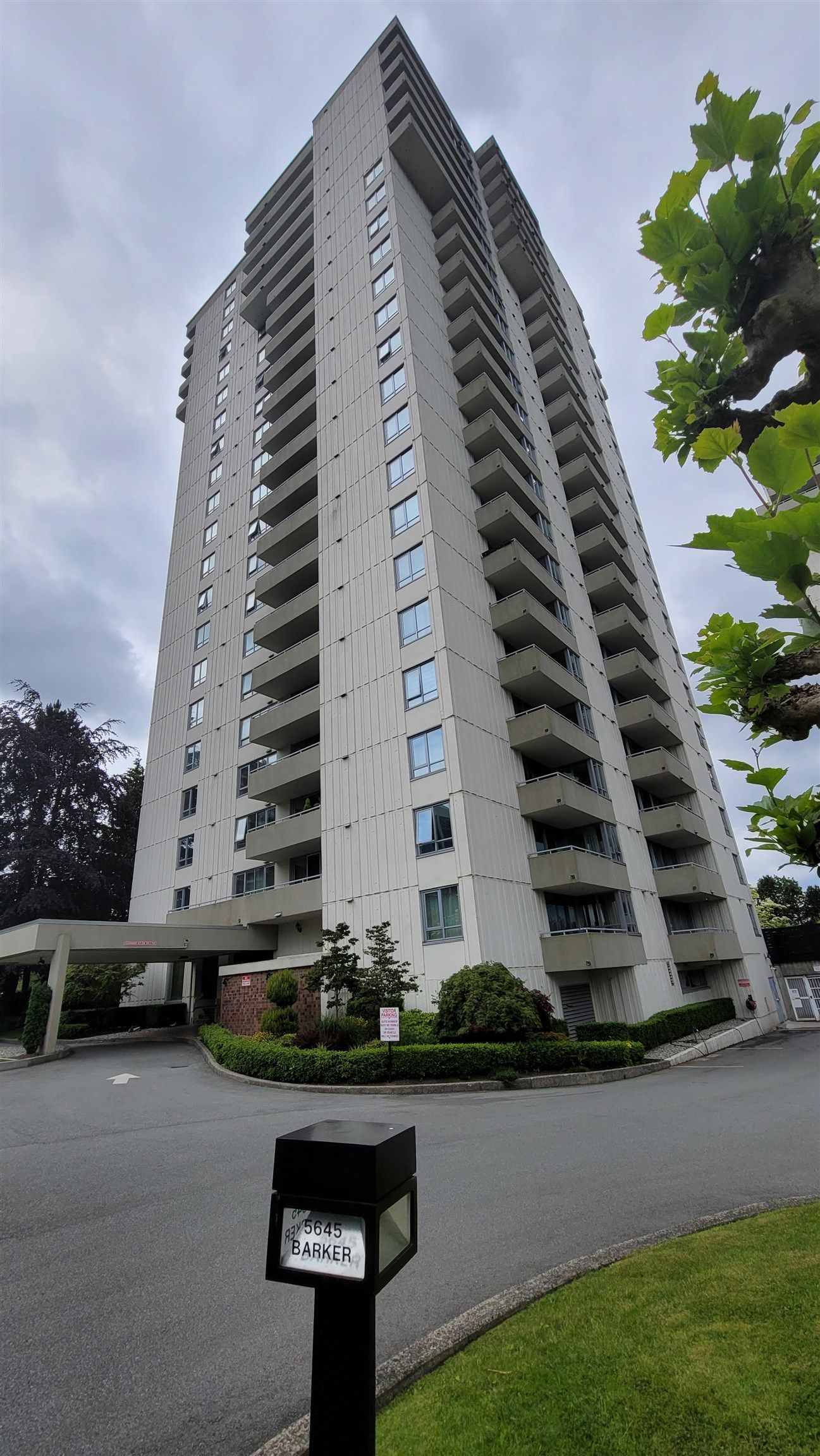 Main Photo: 802 5645 BARKER Avenue in Burnaby: Central Park BS Condo for sale (Burnaby South)  : MLS®# R2703959