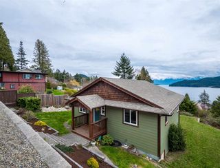 Photo 2: 588 N FLETCHER Road in Gibsons: Gibsons & Area House for sale (Sunshine Coast)  : MLS®# R2254074