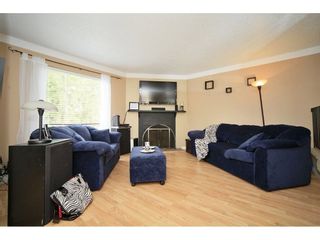 Photo 5: 14827 HOLLY PARK Lane in Surrey: Guildford Townhouse for sale in "Holly Park Lane" (North Surrey)  : MLS®# R2229455