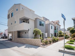 Main Photo: MISSION BEACH House for sale : 3 bedrooms : 837 Portsmouth Ct in San Diego