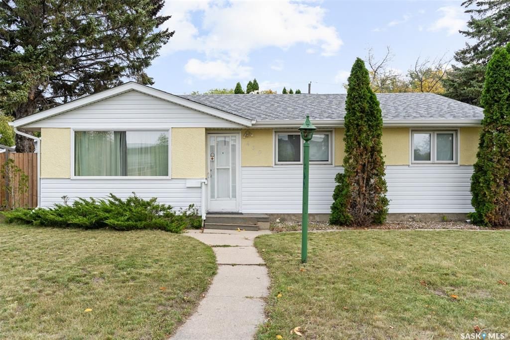 Main Photo: 430 Witney Avenue North in Saskatoon: Mount Royal SA Residential for sale : MLS®# SK945289