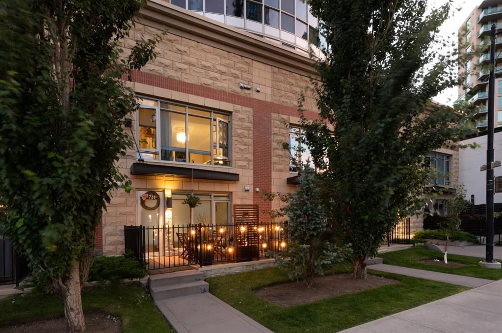 Main Photo: 731 2 Avenue SW in Calgary: Eau Claire Row/Townhouse for sale : MLS®# A1164014
