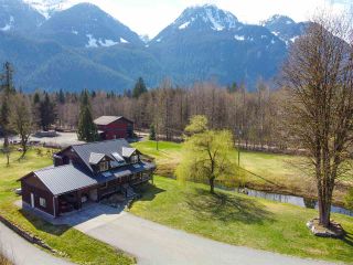 Photo 3: 14685 SQUAMISH VALLEY Road in Squamish: Upper Squamish House for sale : MLS®# R2557539