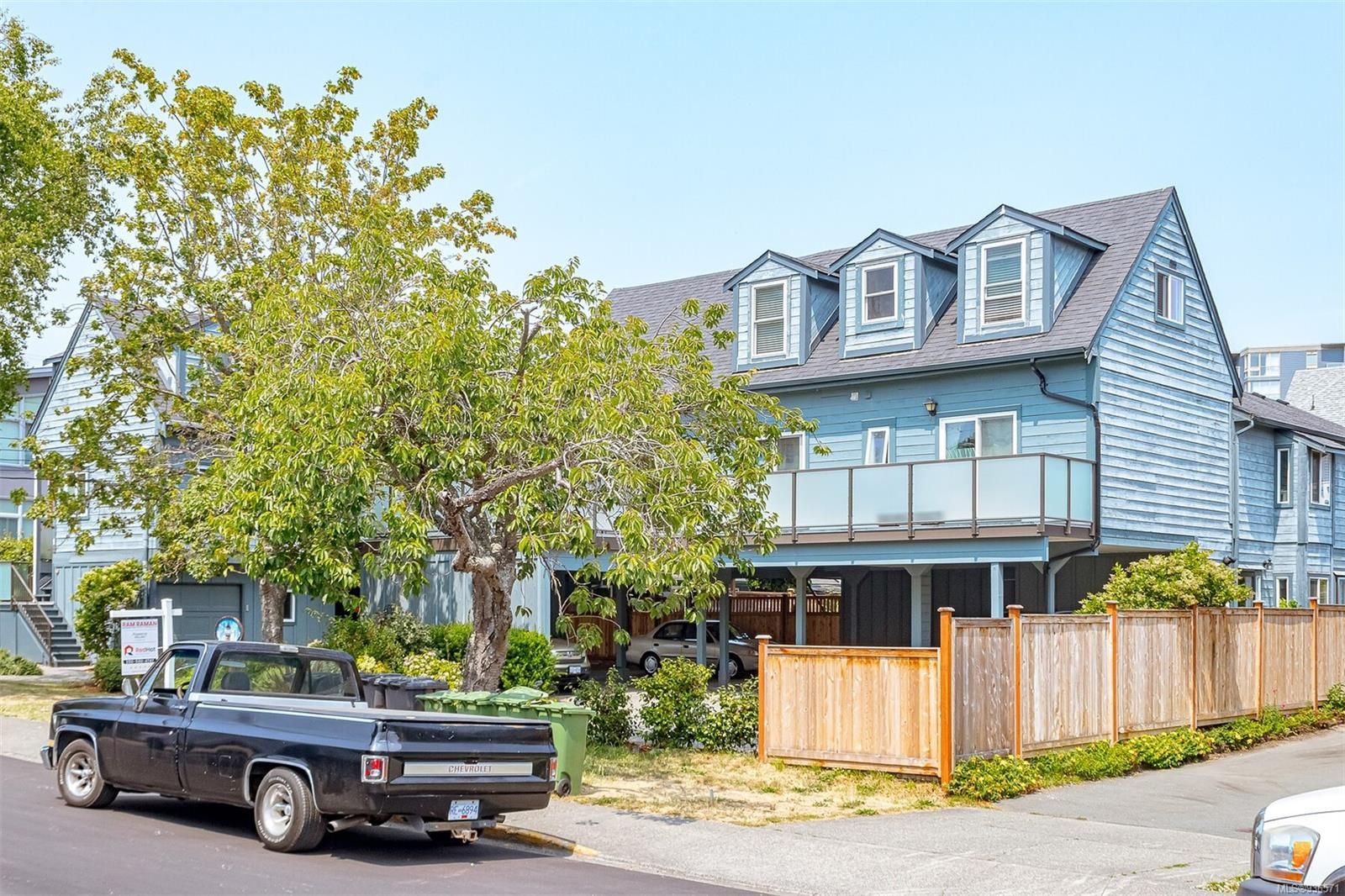 Main Photo: 6 118 Michigan St in Victoria: Vi James Bay Row/Townhouse for sale : MLS®# 936571