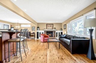 Photo 10: 2715 48 Avenue NW in Calgary: Charleswood Detached for sale : MLS®# A2128111