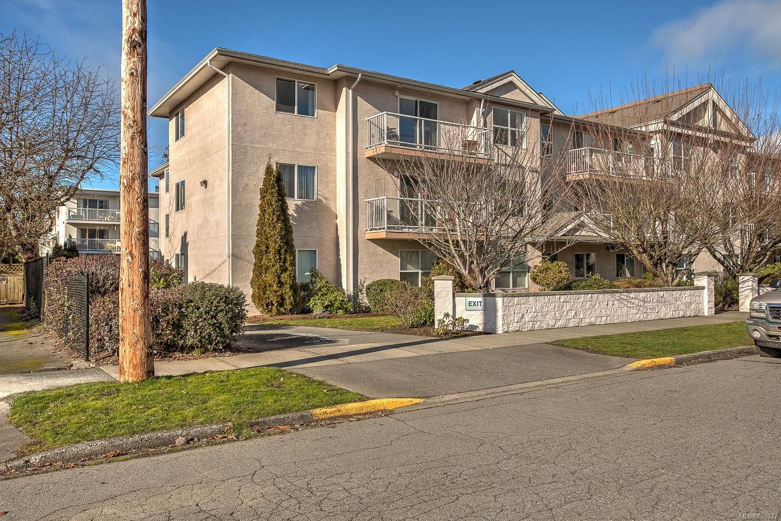 Main Photo: 304 321 McKinstry Rd in Duncan: Du East Duncan Condo for sale : MLS®# 865877