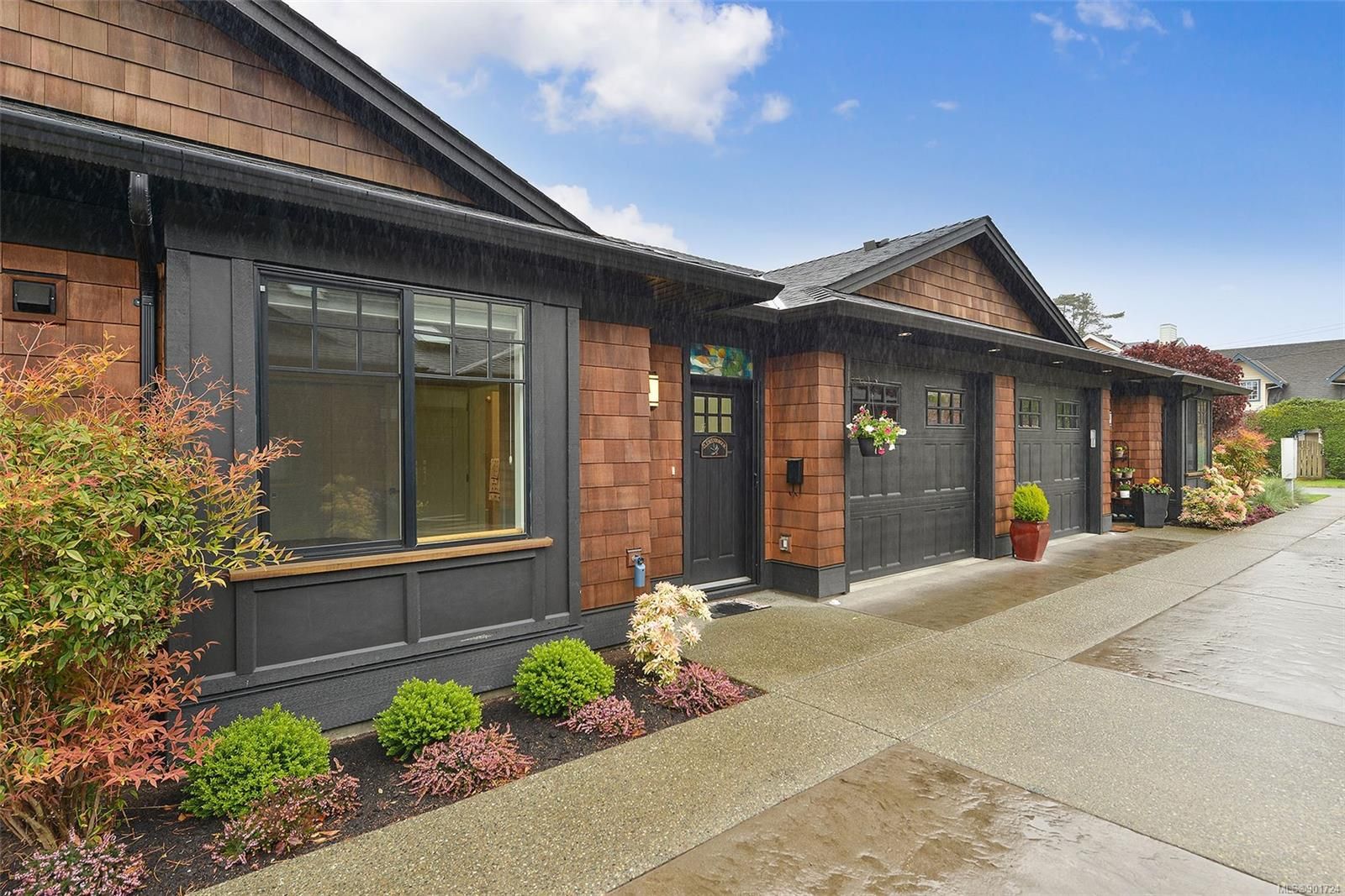 Welcome to #5 - 2340 Oakville Ave in beautiful Sidney, BC!