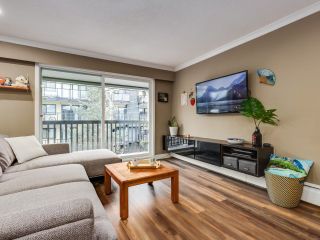 Photo 2: 313 270 W 3RD Street in North Vancouver: Lower Lonsdale Condo for sale in "HAMPTON COURT" : MLS®# R2751151