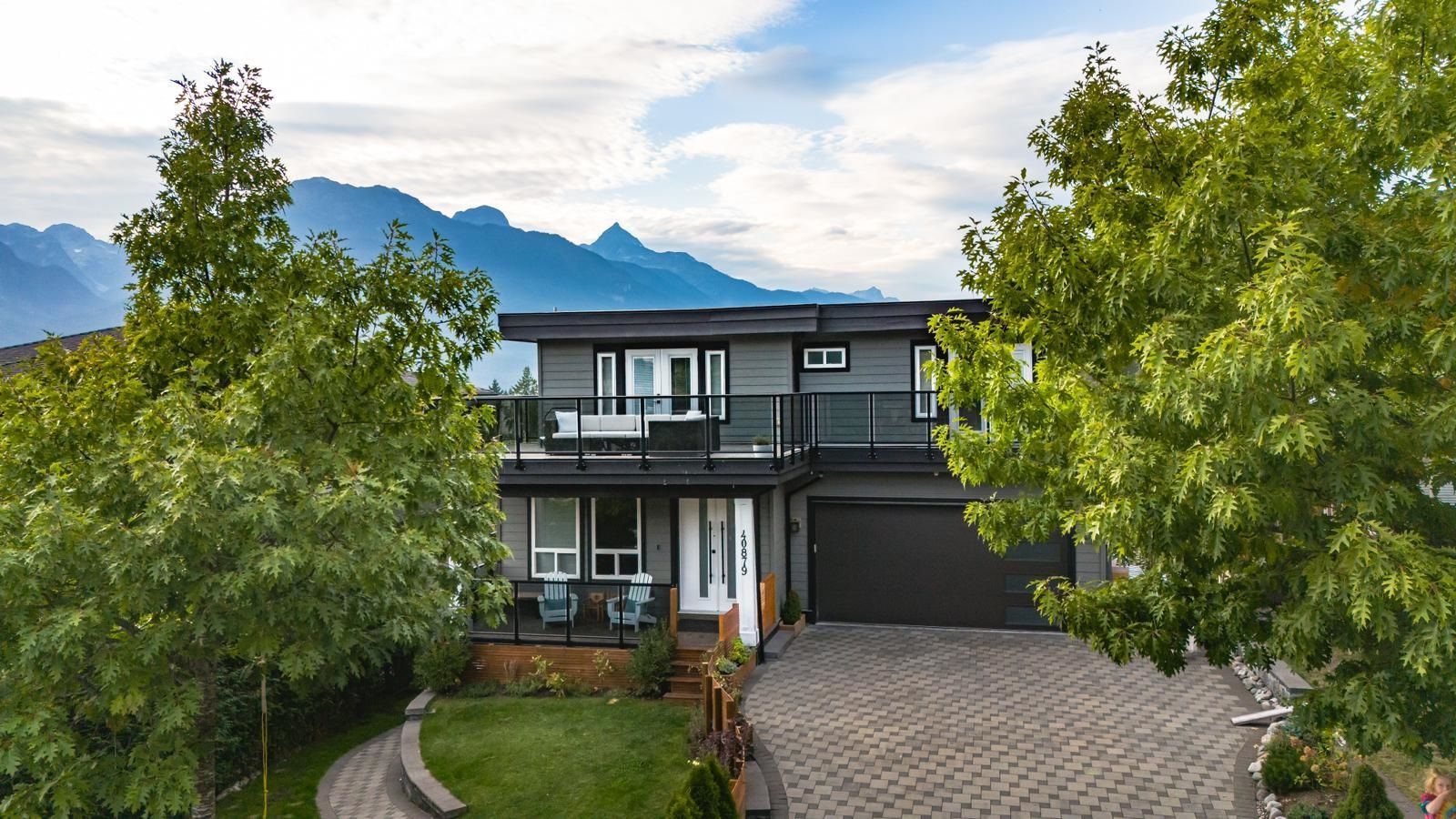 Main Photo: 40879 THE CRESCENT in Squamish: University Highlands House for sale in "University Heights" : MLS®# R2819708