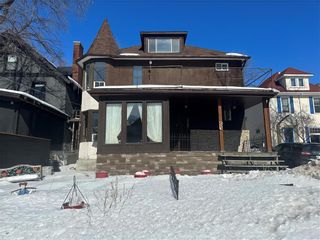 Photo 1: 801 Wolseley Avenue in Winnipeg: Wolseley Residential for sale (5B)  : MLS®# 202304202