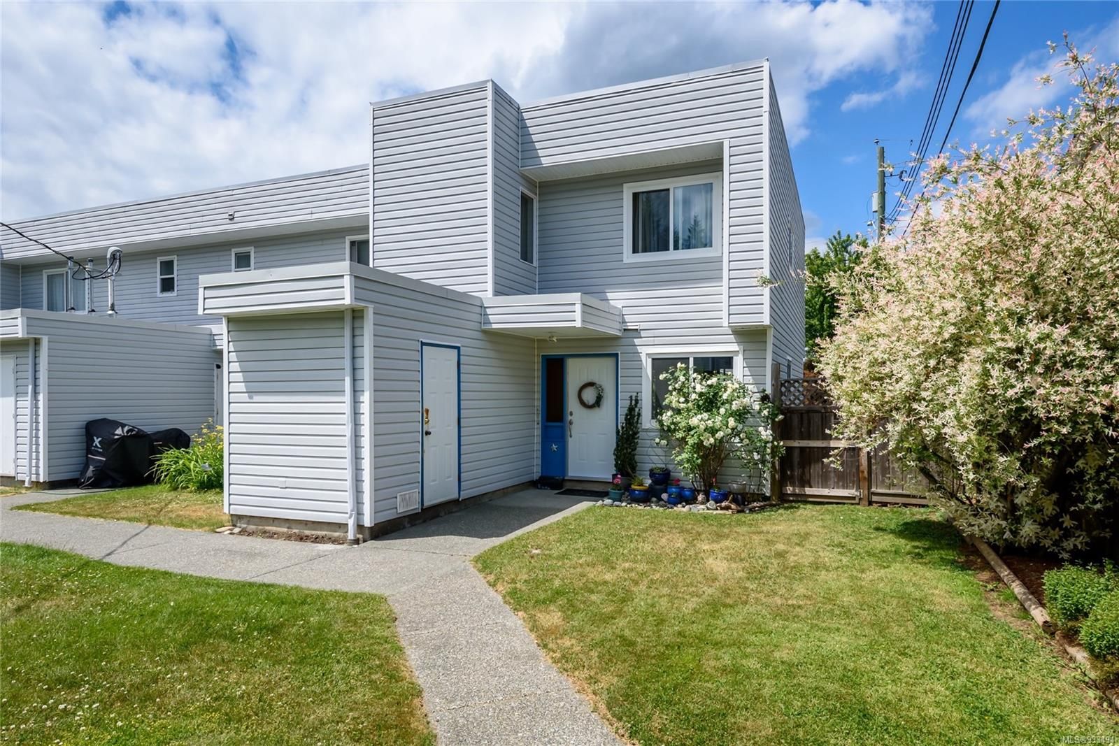 Main Photo: 1 1440 13th St in Courtenay: CV Courtenay City Row/Townhouse for sale (Comox Valley)  : MLS®# 933494