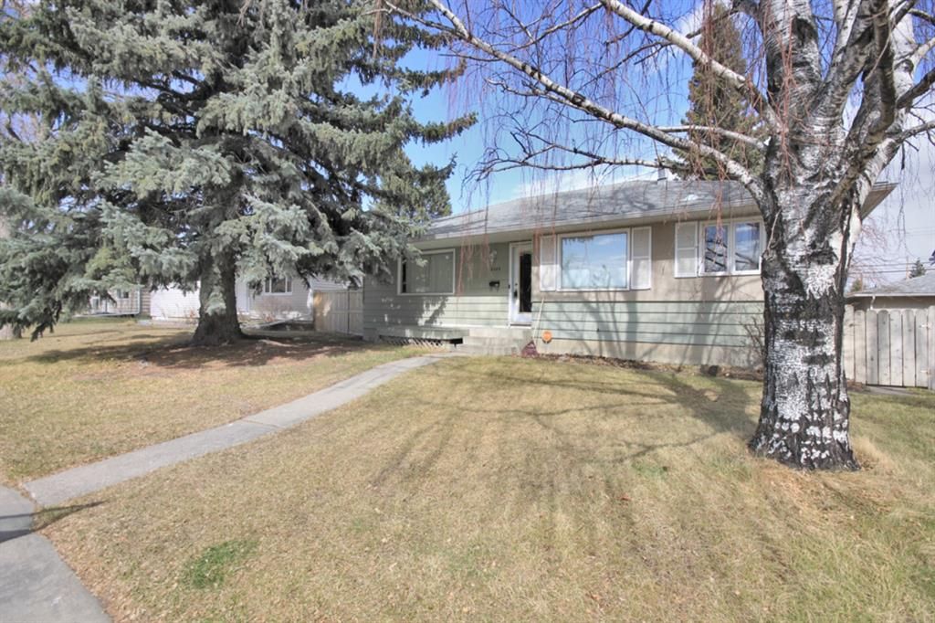 Main Photo: 2920 Blakiston Drive NW in Calgary: Brentwood Detached for sale : MLS®# A1213554