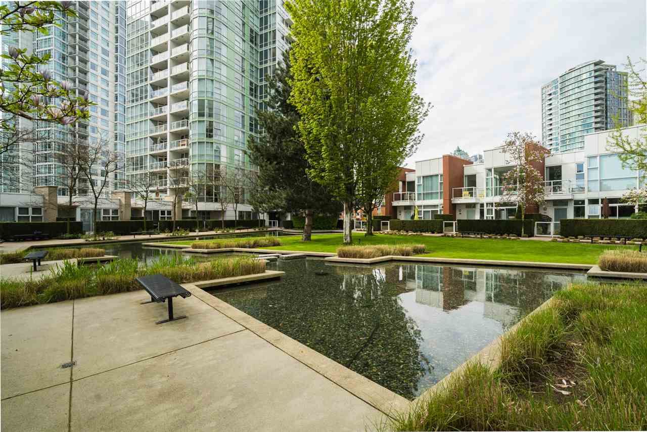 Main Photo: 3R 1077 MARINASIDE CRESCENT in Vancouver: Yaletown Townhouse for sale (Vancouver West)  : MLS®# R2263383