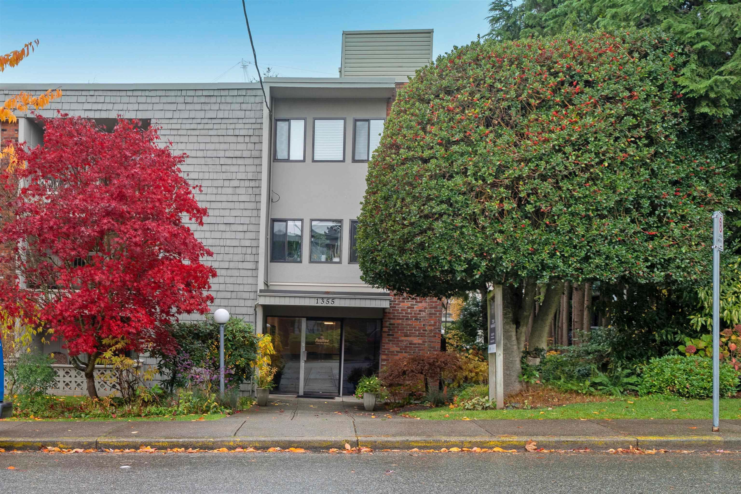 Main Photo: 206 1355 FIR Street: White Rock Condo for sale in "The Pauline" (South Surrey White Rock)  : MLS®# R2846874