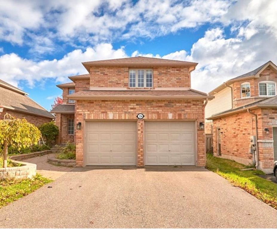 Main Photo: 226 Wessenger Drive in Barrie: Freehold for sale : MLS®# S5421669