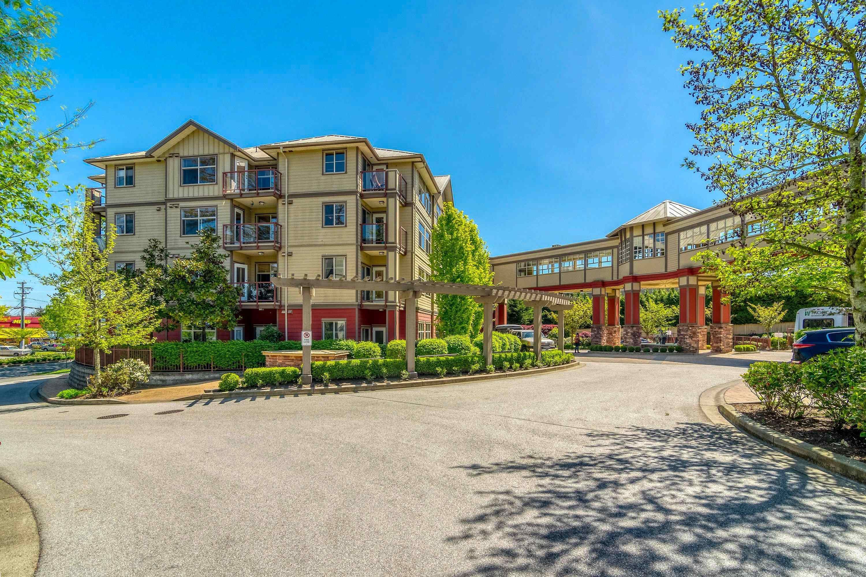 Main Photo: 204 2511 KING GEORGE BOULEVARD in Surrey: King George Corridor Condo for sale (South Surrey White Rock)  : MLS®# R2800910