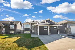 Photo 1: 826 1st Avenue North in Warman: Residential for sale : MLS®# SK908092