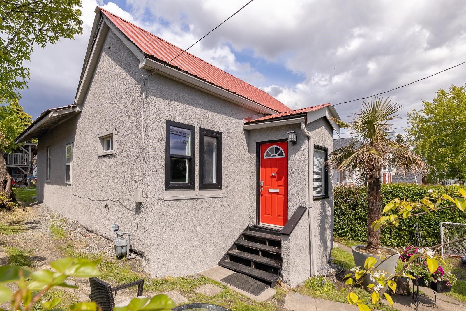 Main Photo: 335 ALBERTA Street in New Westminster: Sapperton House for sale : MLS®# R2685858