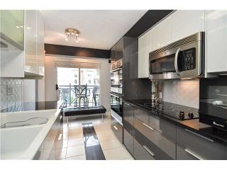 Photo 2: 303 6 RENAISSANCE Square in New Westminster: Quay Condo for sale : MLS®# V1004198