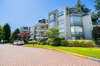 Photo 3: 202 1725 MARTIN Drive in White Rock: Sunnyside Park Surrey Condo for sale in "Southwynd" (South Surrey White Rock)  : MLS®# R2889138