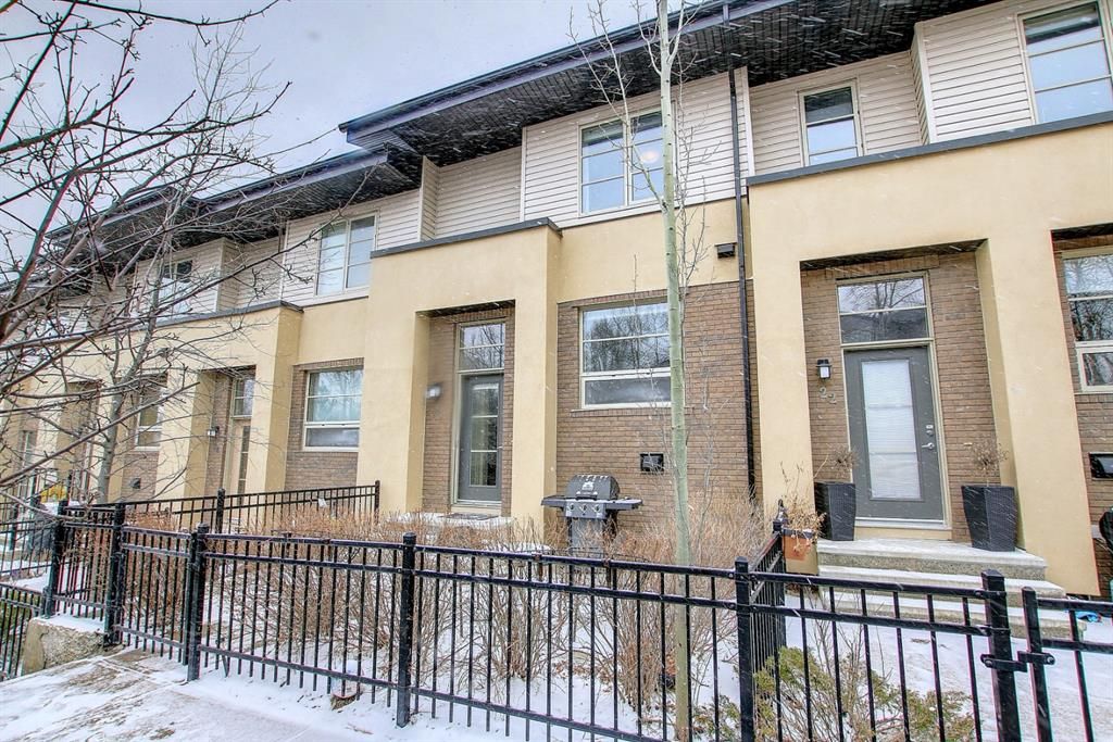 Main Photo: 24 Aspen Hills Common SW in Calgary: Aspen Woods Row/Townhouse for sale : MLS®# A1209007