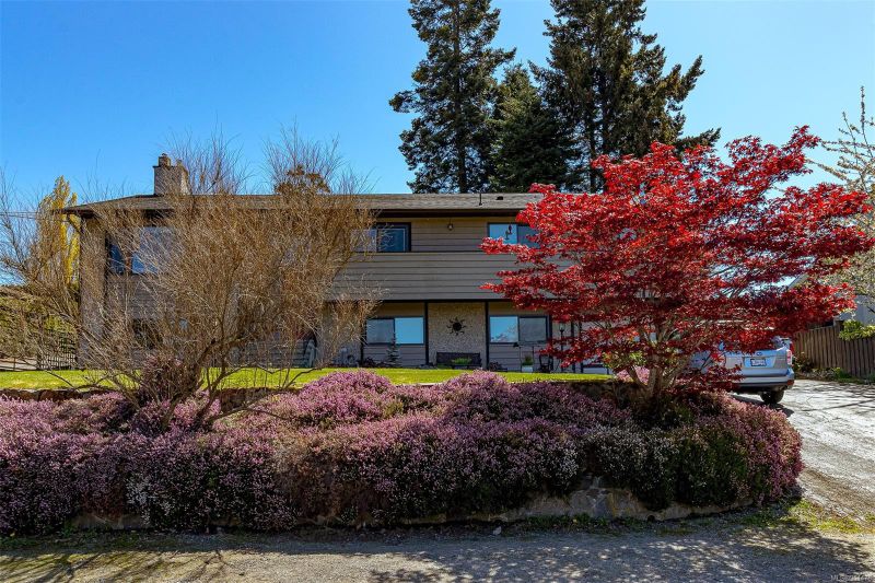 FEATURED LISTING: 559 Kenneth St Saanich