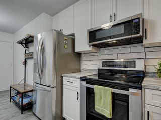 Photo 10: 910 Shearwater St in Esquimalt: Es Old Esquimalt Half Duplex for sale : MLS®# 892315