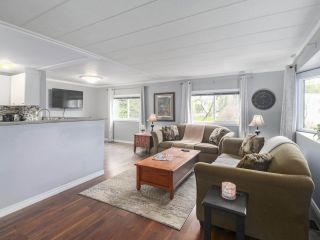 Photo 2: 11 1840 160TH Street: White Rock Manufactured Home for sale in "BREAKAWAY BAYS" (South Surrey White Rock)  : MLS®# R2441669