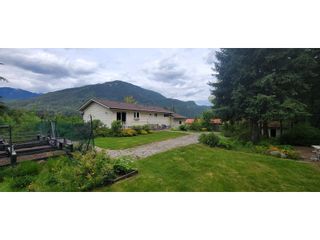 Photo 8: 1630 DUTHIE STREET in Kaslo: House for sale : MLS®# 2475542